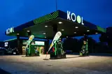 “KOOL Latvija” turpina staciju tīkla transformāciju: K. Ulmaņa gatvē atklāj atjaunotu DUS
