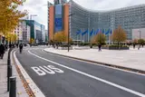 В Брюсселе построили автобусную полосу, по которой не поедет ни один автобус. Объяснение чиновников ещё смешнее!
