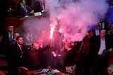 Потасовка в парламенте Албании: оппозиционные депутаты вышли с файерами