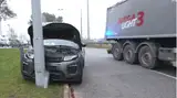 А фура просто не заметила? На круговой развязке Мукусалас легковушка врезалась в столб