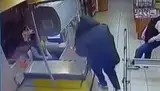 Ворвался с топором и разнес кассу: шокирующие кадры из магазина (ВИДЕО)
