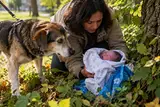 14-летняя собака не дала хозяйке уйти. Когда женщина заглянула под дерево, её охватил ужас!