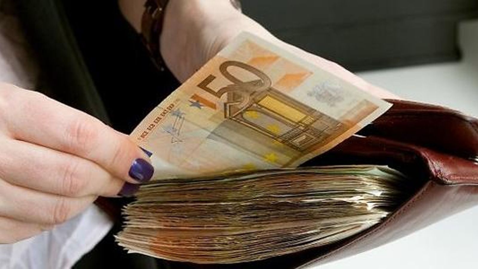 Ministru algas nākamgad plānots palielināt par 437 eiro, Saeimas deputātu — par 246 eiro