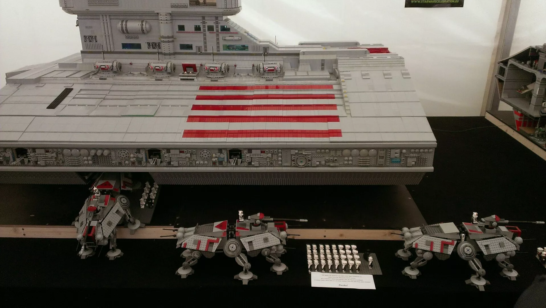LEGO исполнилось 60 лет. Как изготавливались и выглядели первые игрушки (Видео)