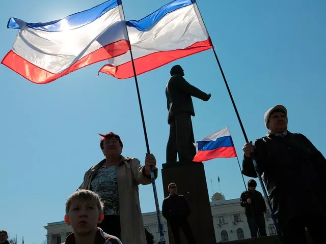 Порошенко: Россия — разрушитель демократии, надо запретить российский флаг во всем мире