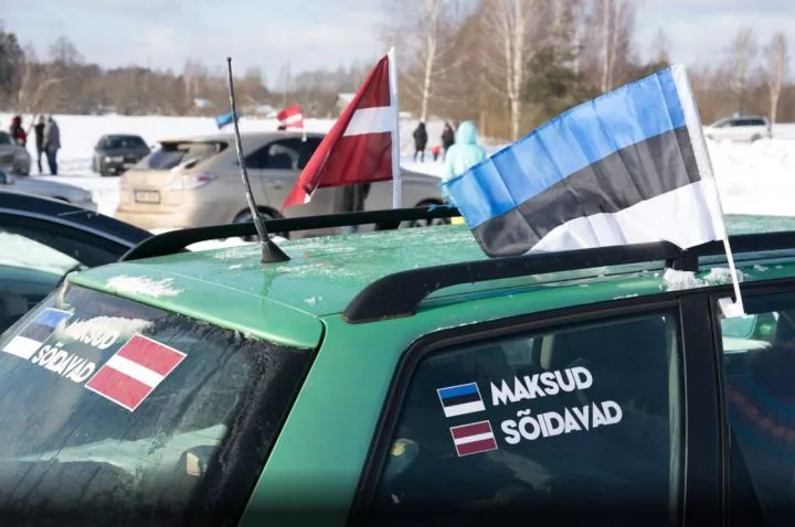 Противники акцизной политики Эстонии отправились автоколоннами в Латвию