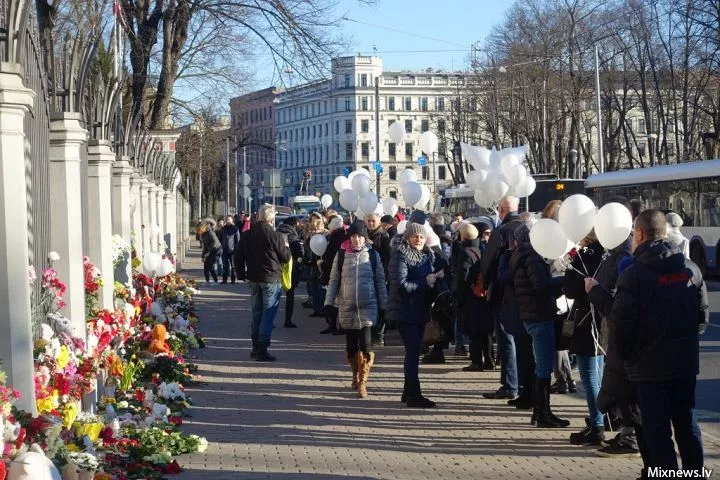 Рижане запустили в небо шары в память о погибших в Кемерове