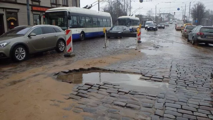 Авария водопровода на ул. Бривибас: возможны пробки