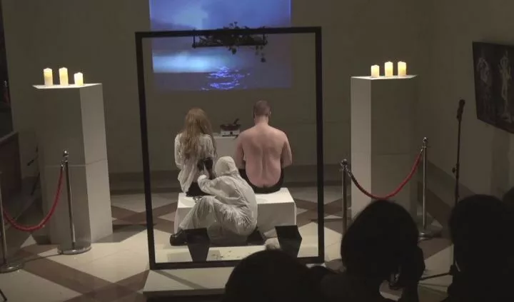 Срезать со спин кусочки кожи, тут же поджарить и съесть. И эта жуть — современное искусство? ВИДЕО