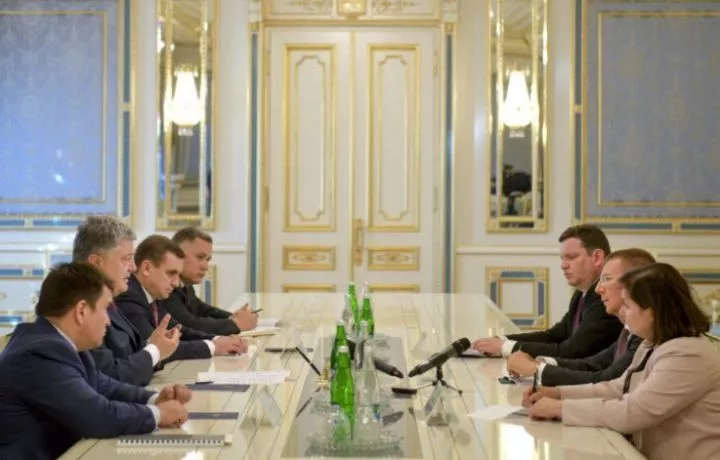 Порошенко проинформировал Ринкевича о ситуации на Донбассе и поблагодарил за помощь в борьбе с российской агрессией