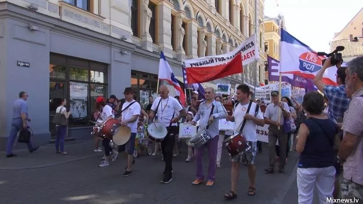 Видеорепортаж акции протеста против перевода всех школ на латышский язык (дополнено)