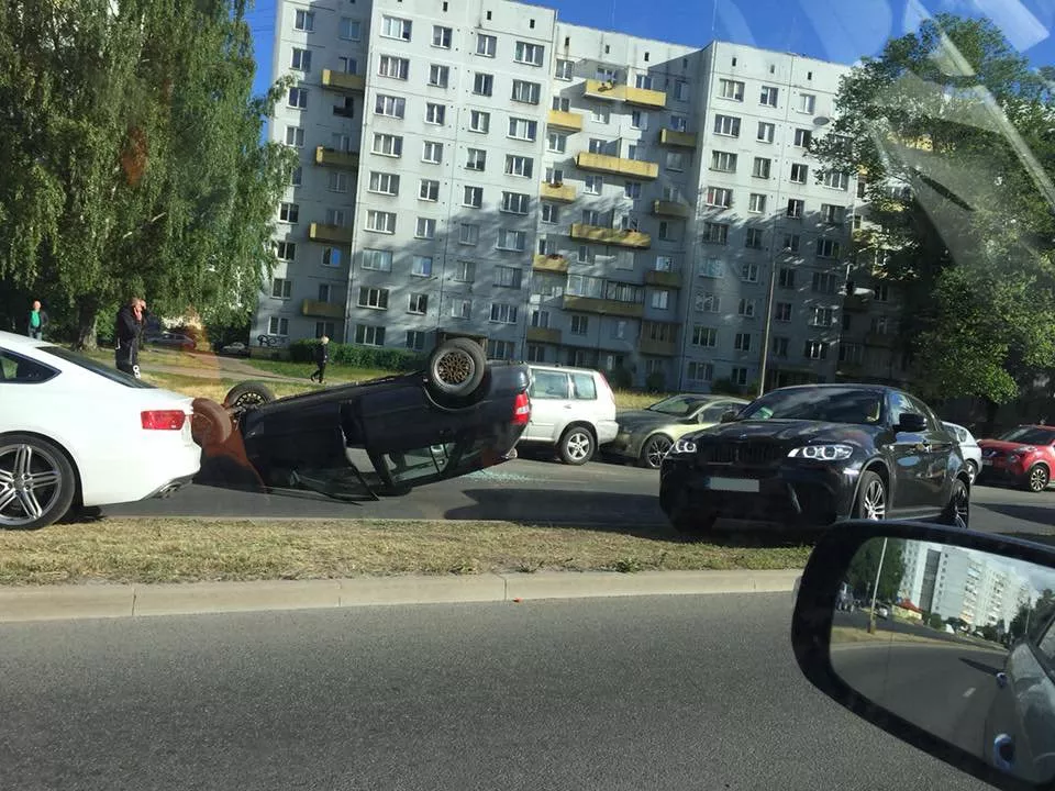 Просто хотел убить муху: в Иманте машина врезалась в «Лексус», взлетела и упала на собственную крышу (фото, видео)