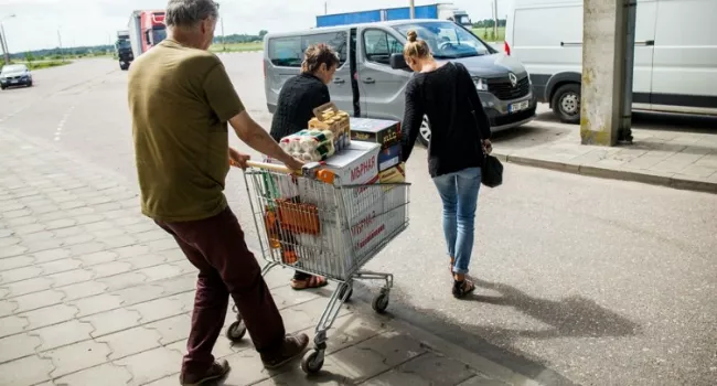 «В Латвии нам уютнее»: почему эстонцы отмечают свое Столетие в наших магазинах
