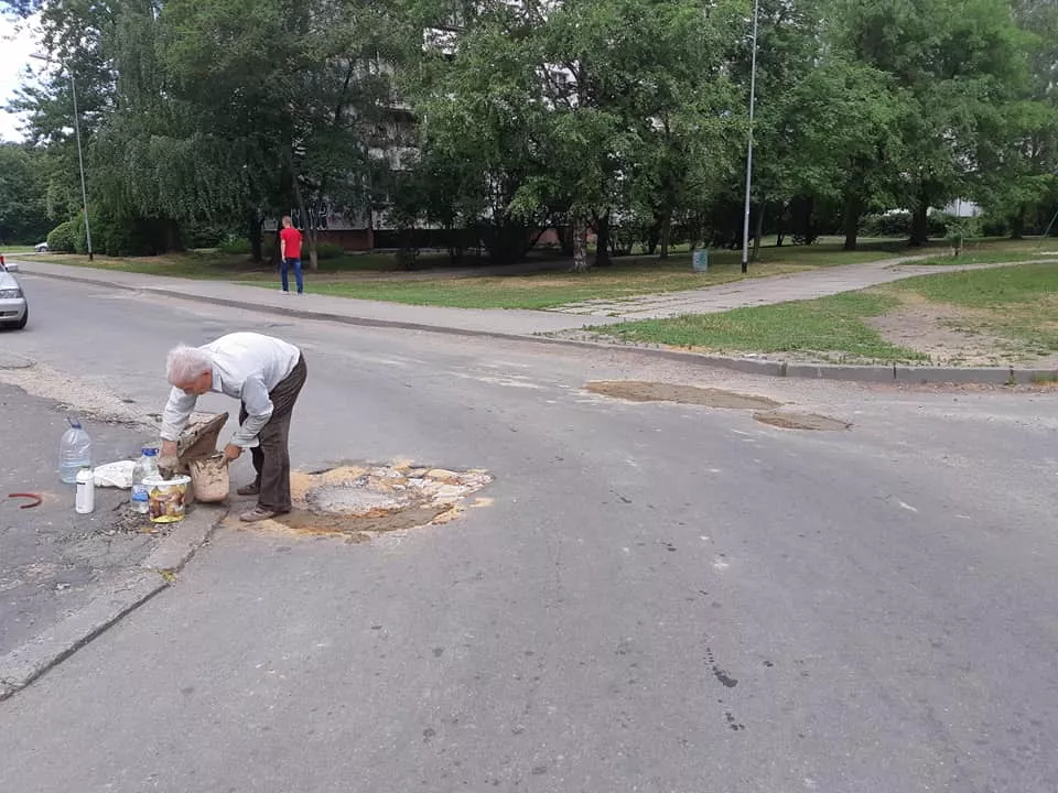 Там наверху никому не стыдно? Пенсионер в Межциемсе вышел во двор и сам заделал ямы на дороге