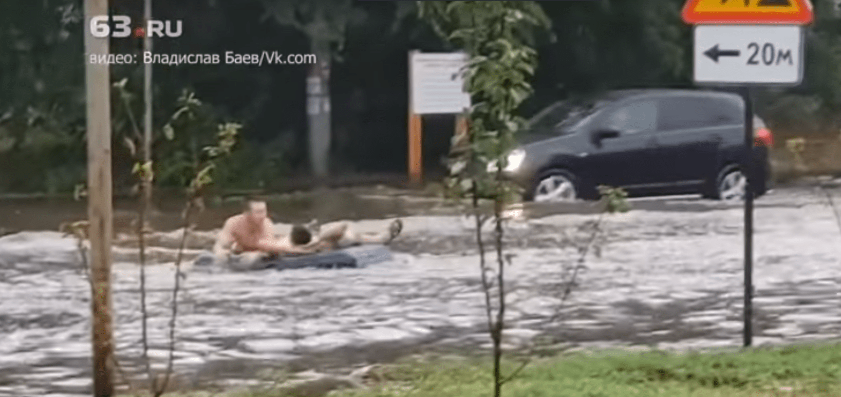 Заплыв жителей Тольятти по затопленным улицам на матрасе попал на видео