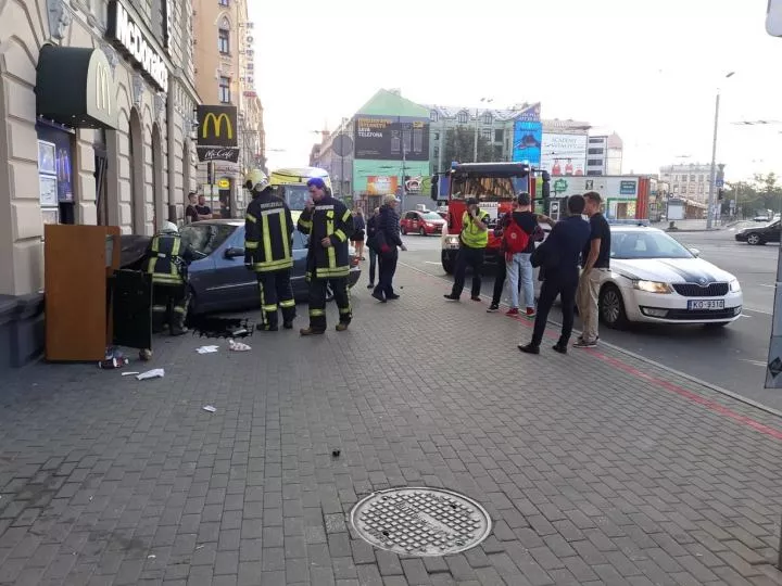 Полиция ищет: врезавшийся в Макдональдс водитель скрылся места аварии