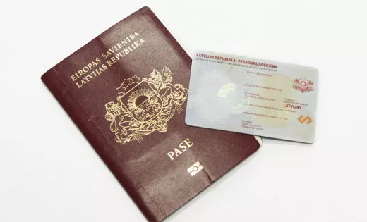 Мужчина в Риге попытался проголосовать, предъявив пенсионное и тренерское удостоверения