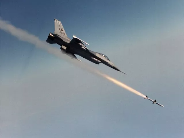 Министр обороны Испании выразила глубокое сожаление в связи «нечаянной ракетой»