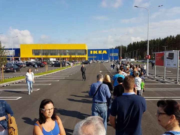 «Я была в русской деревне!» Шумные клиенты магазина вызвали негодование посетительницы