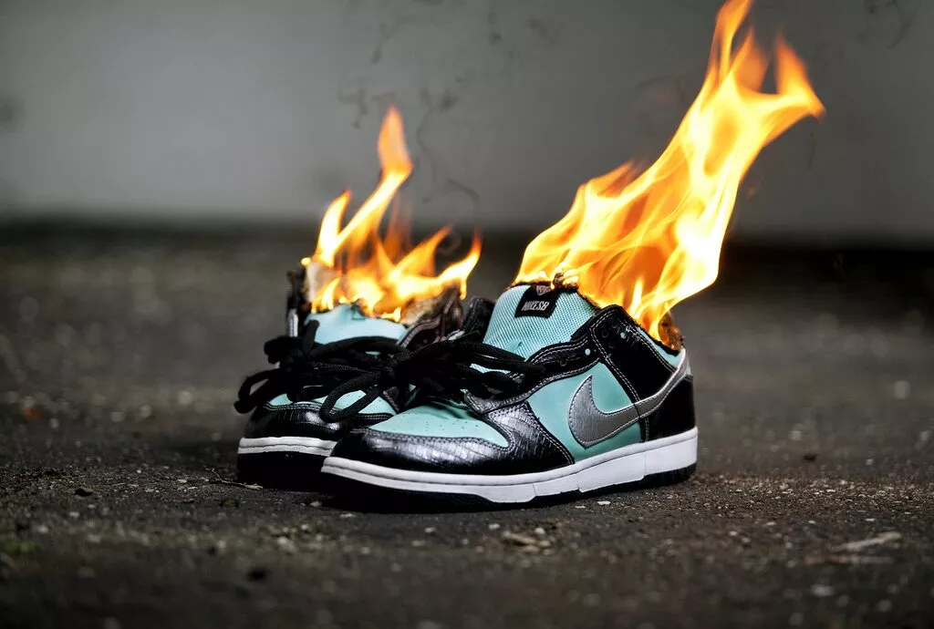 Американцы жгут кроссовки и призывают к бойкоту Nike