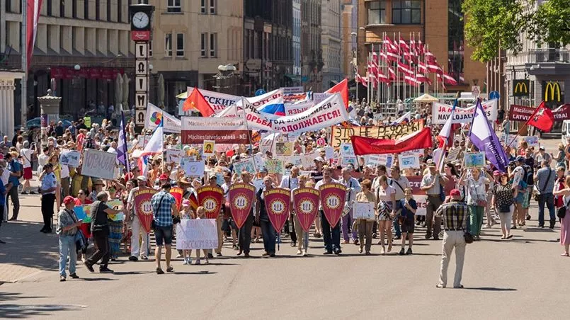 Около 5000 человек участвуют в шествии в защиту русских школ. Полиция уточнила — 2500 человек