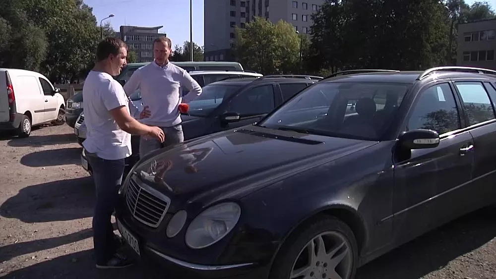 Судебный исполнитель-миллионер взял в заложники машину латвийца и требует денег за штраф 6-летней давности. Оплаченный!