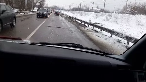 Почему не стоит нажимать на тормоз перед ухабами на дороге?