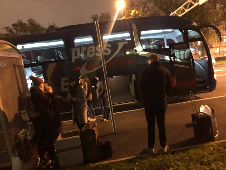 Пассажирка злополучного рейса Петербург-Таллин: в автобусе искали бомбу, люди мерзли на улице, а перевозчику все равно