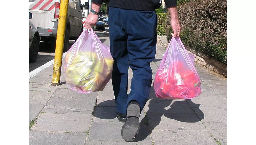 Могут распасться на кусочки: в латвийских магазинах — новые бесплатные пакеты
