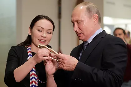 Путину подарили пояс против злых духов