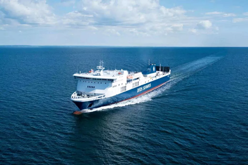 В Балтийском море горит пассажирское судно Regina Seaways. На борту 335 человек