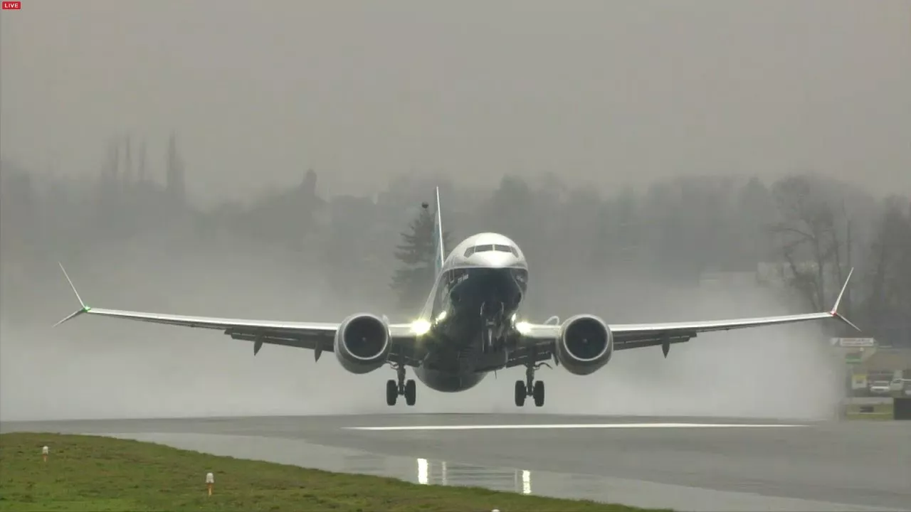 Новая авария с Boeing: на взлете самолет потерял колесо шасси