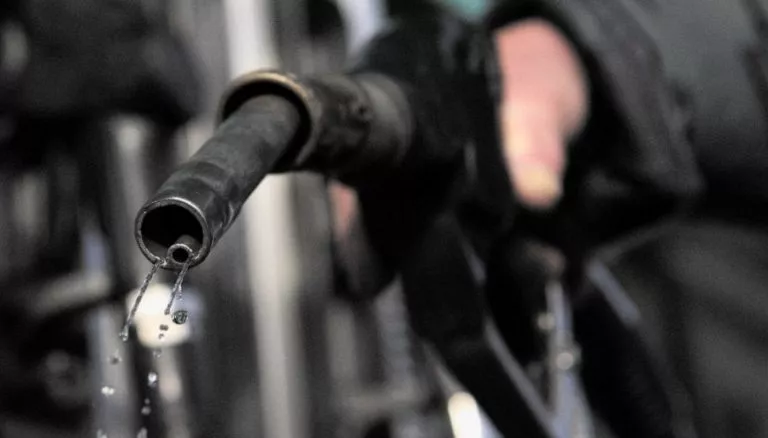 «Российская нефть с рынка-то не пропала»: эксперты рассказали, почему дешевеет топливо