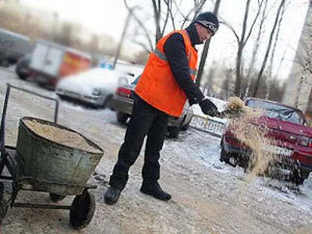 Соль на наших улицах: как спасать ботинки и колеса?