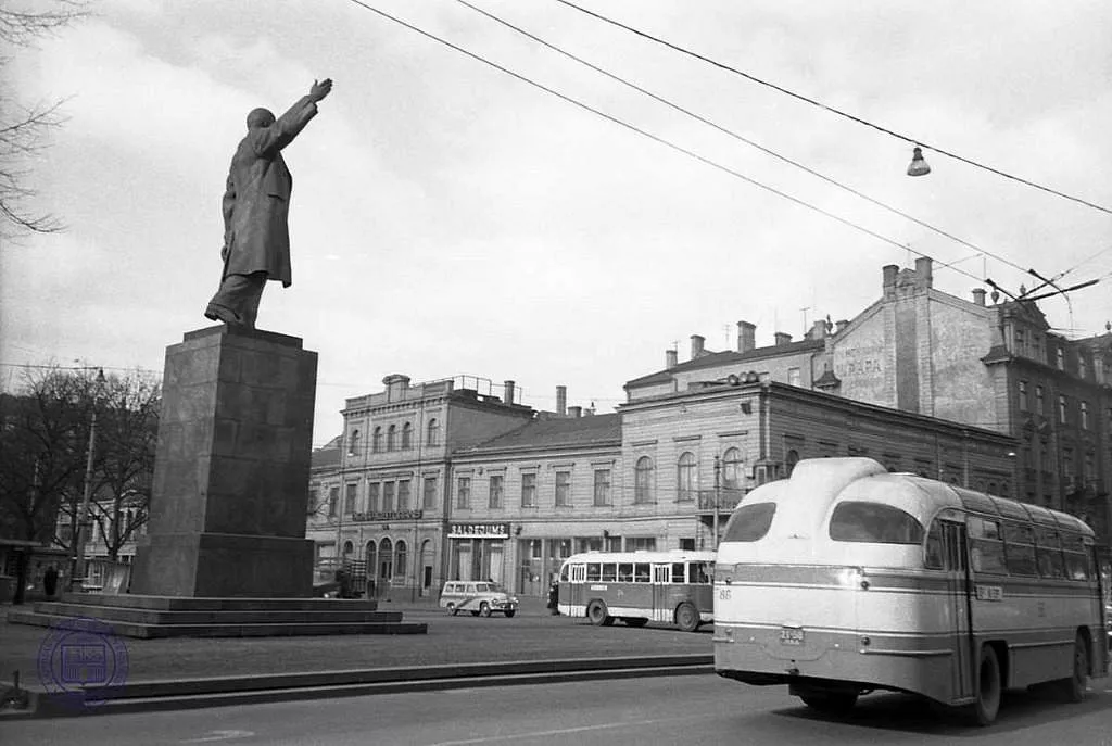 Стояли даже в ресторанах: как советская Латвия клепала памятники Ильичу