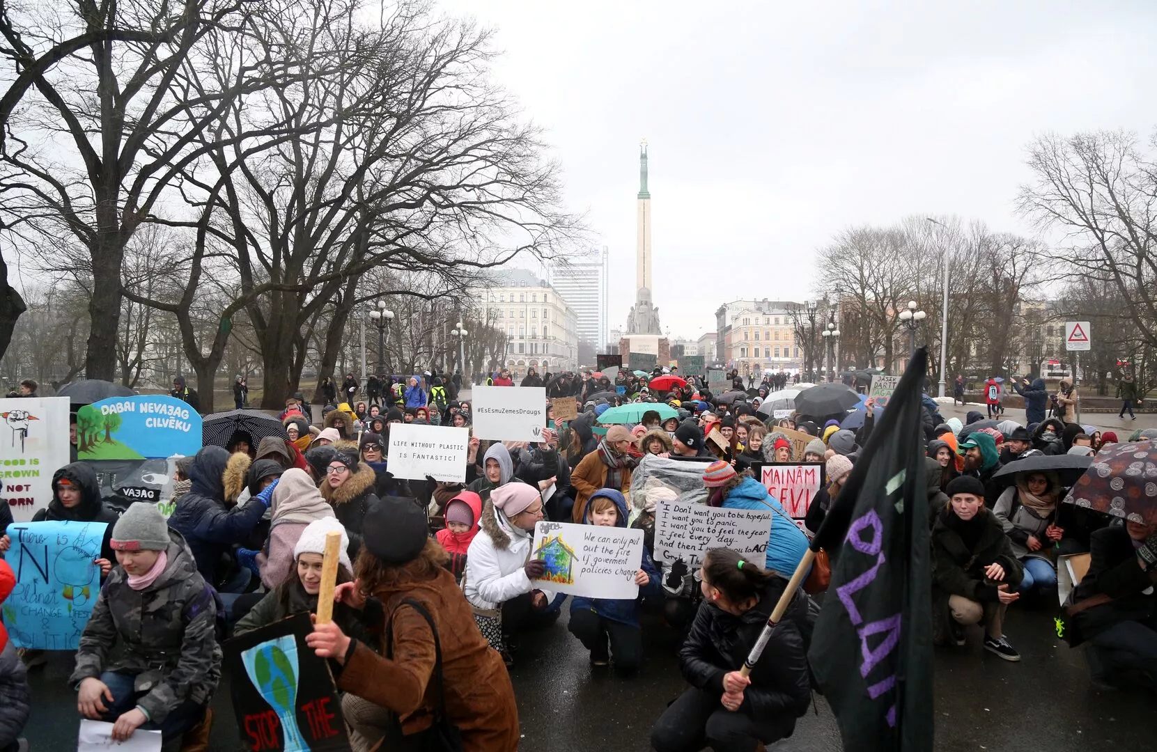 Меняйте политику, а не климат: в Риге прошла акция «Глобальная забастовка ради будущего» (фото)