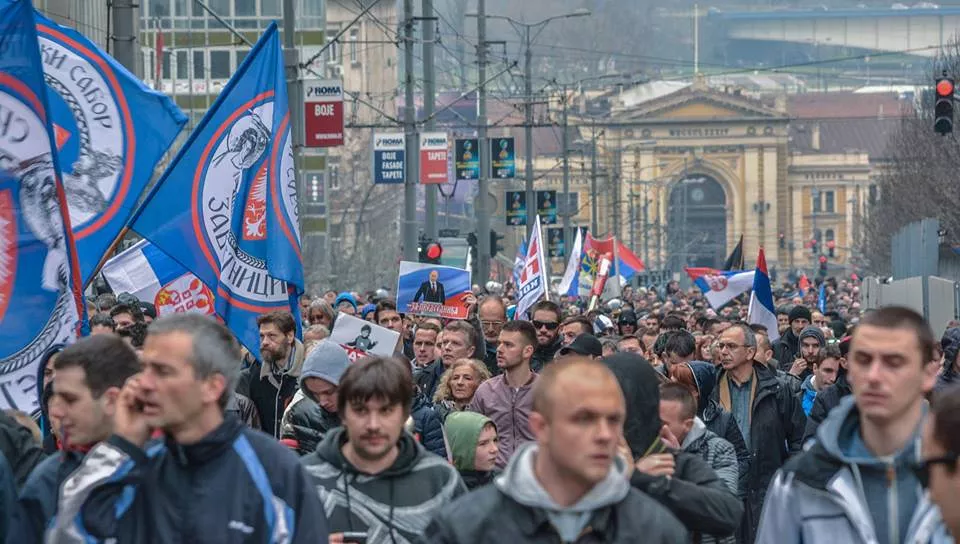 «Умрем, но скинем»: протестующие в Сербии блокировали резиденцию президента