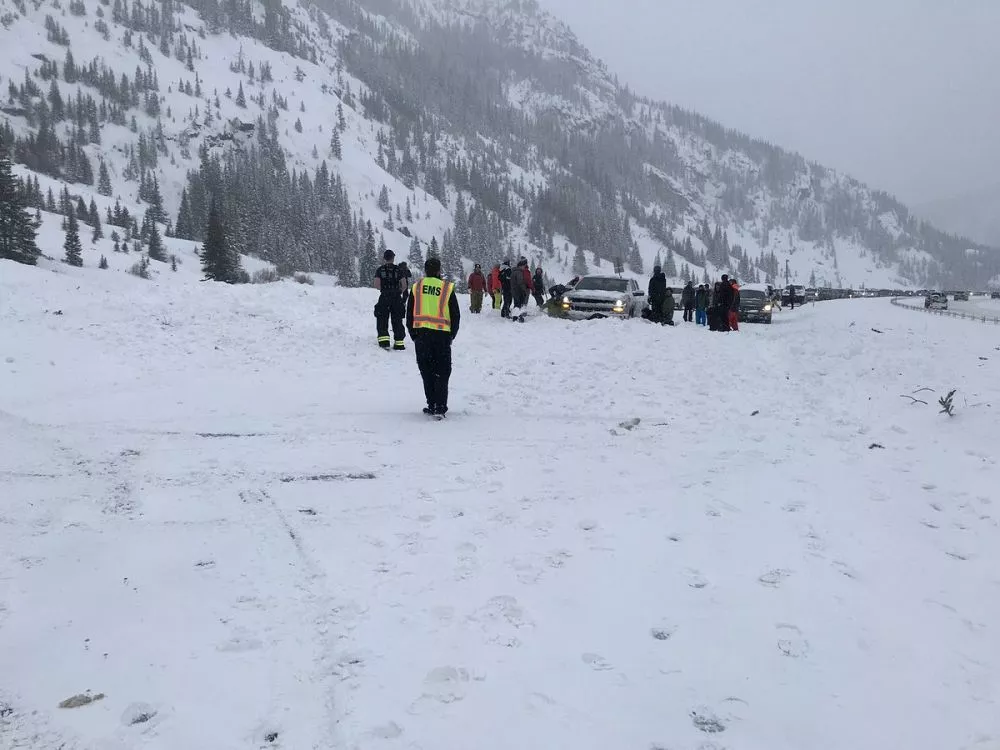 В Колорадо водителей на трассе чуть не погребло под мощной лавиной (ФОТО, ВИДЕО)