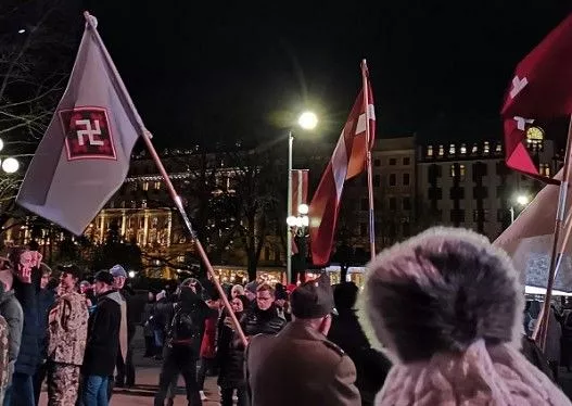 Это не свастика: суд оправдал Шишкинса за флаг 18 ноября у Памятника Свободы