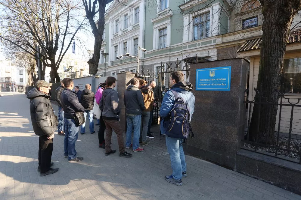 Живущих в Латвии граждан Украины зовут на выборы Верховной Рады