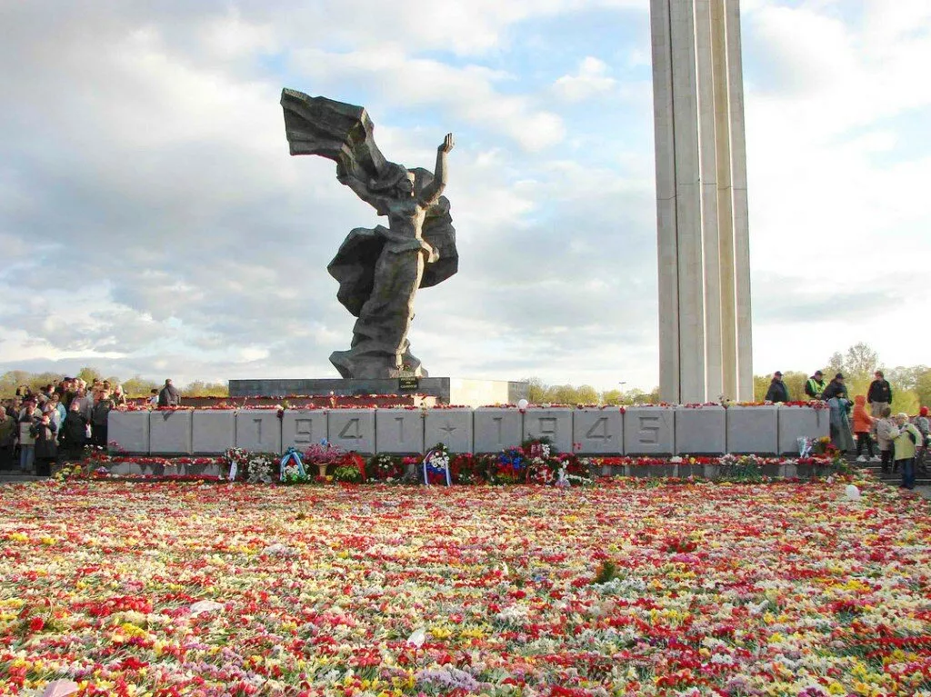 На картах Google Maps переименовали памятник в рижском парке Победы