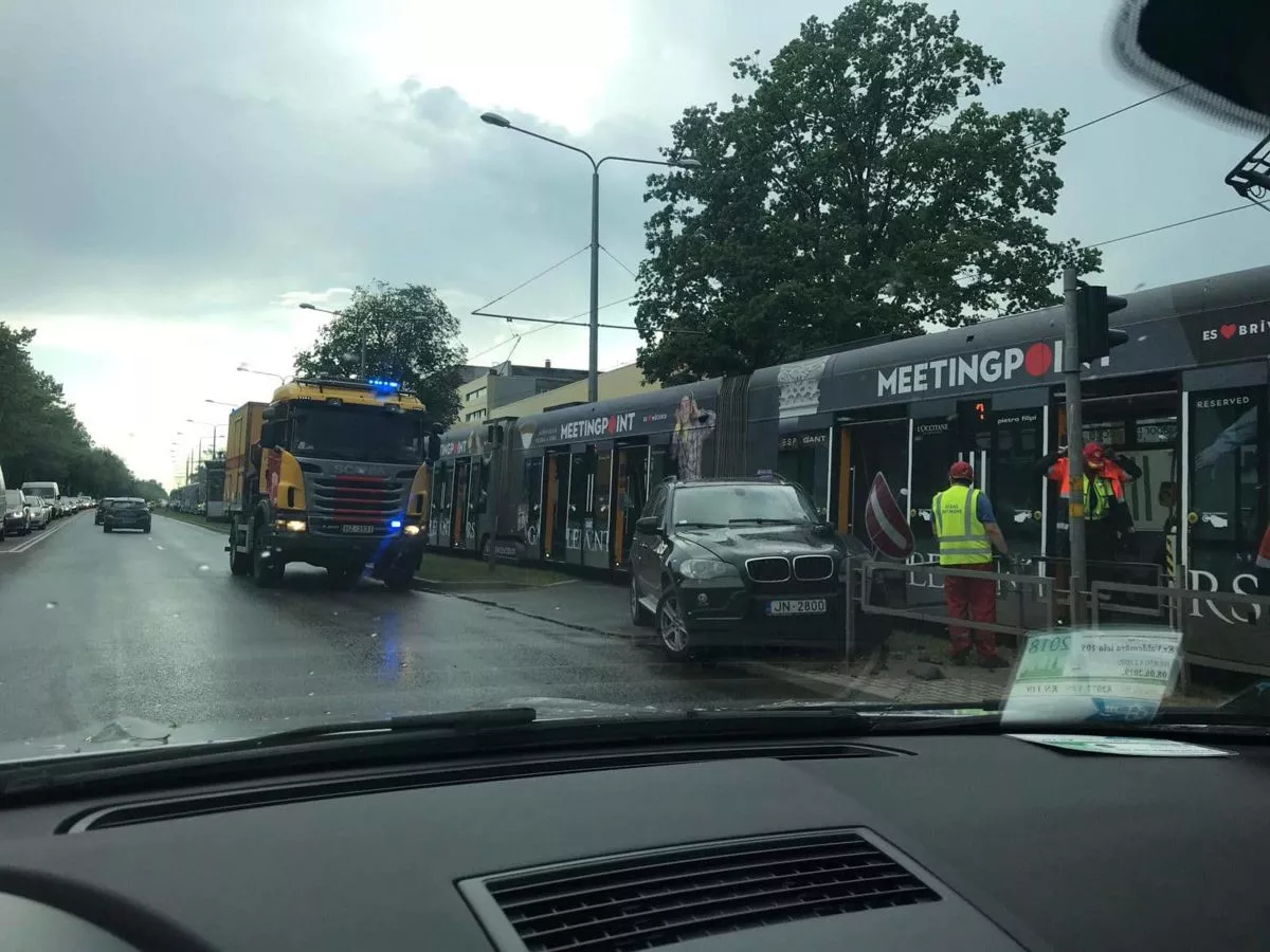 Автомобиль и трамвай не поделили дорогу: образовалась пробка (фото)