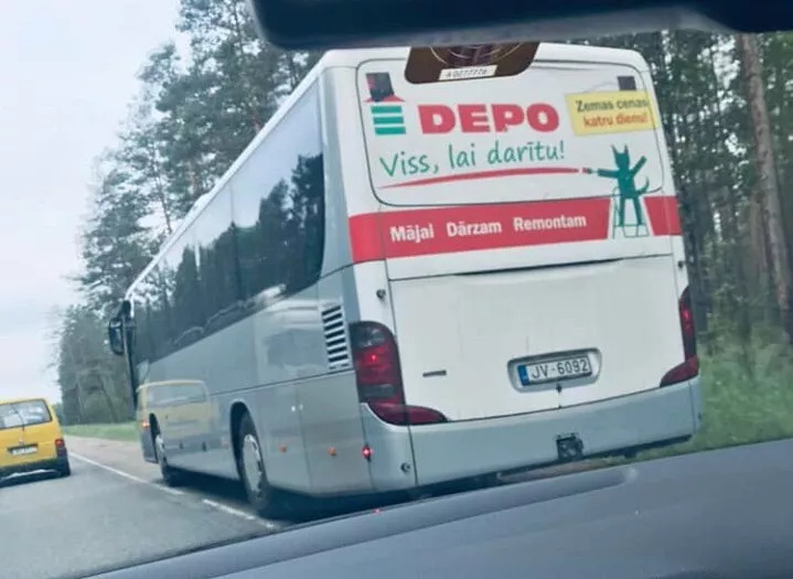 Не дрова везет? Водитель рейсового автобуса с пассажирами решил обогнать всех по обочине. ВИДЕО