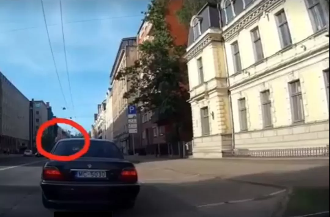 Водитель в Риге чуть не создал ДТП, показал неприличный жест и оказался мастером парковки