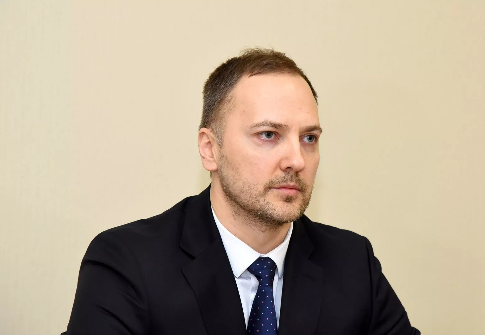 «Котлета кажется отравленной». Полиция провела проверку в кафе матери министра МВД Гиргенса