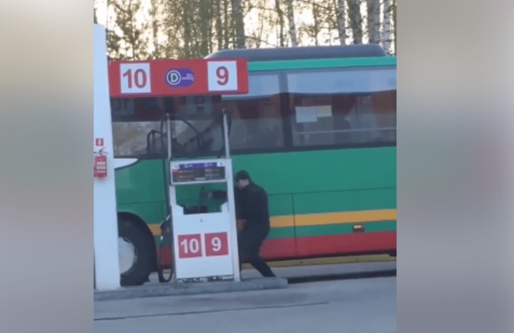 Боевой водитель в Риге «напал» на заправку и стал звездой сети (ВИДЕО)