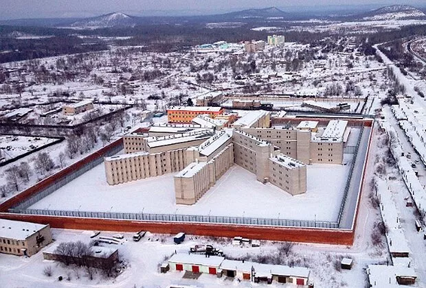В этой тюрьме сидят самые страшные убийцы России. Сбежать из нее невозможно