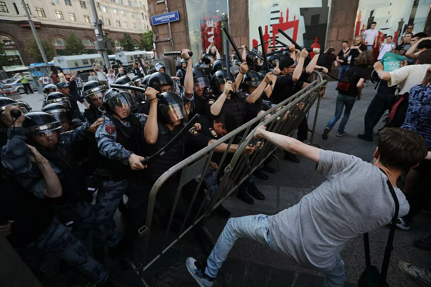 «То, что происходит — позор!» Акция протеста в Москве, более тысячи задержанных