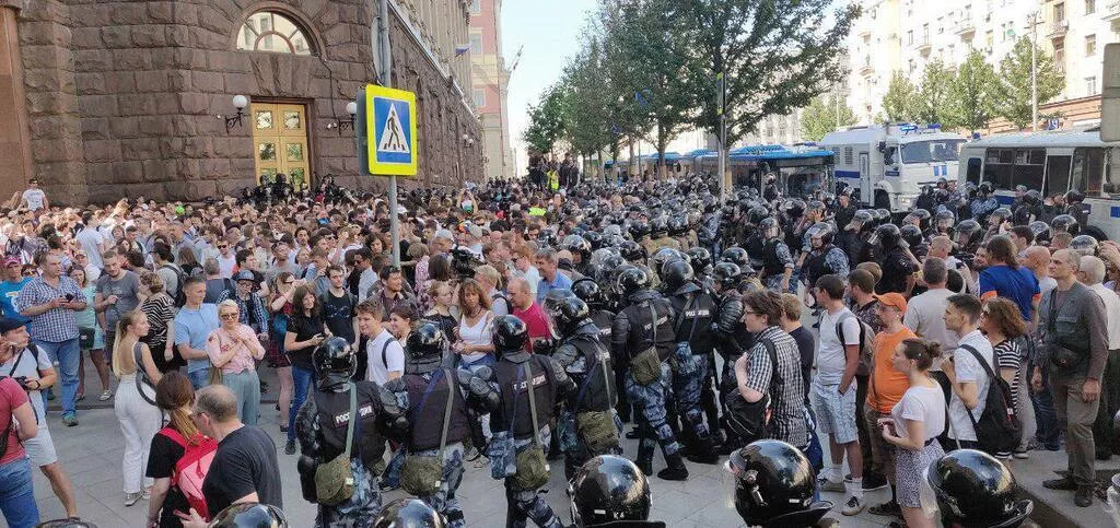 В Москве проходит митинг у мэрии за свободные выборы: ОМОН применил дубинки и задержал более полутысячи человек
