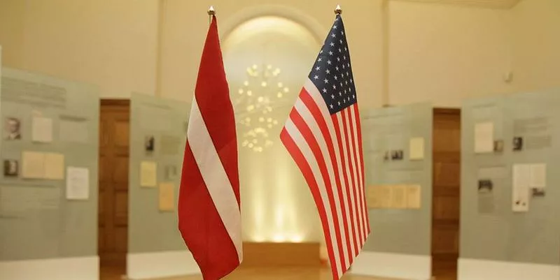 Дар Америки: посольство США подарило Латвии тесты на Covid-19 и оборудование на 352 485 евро
